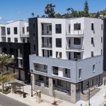 Beautiful Modern 2-Bed in DT Vista!