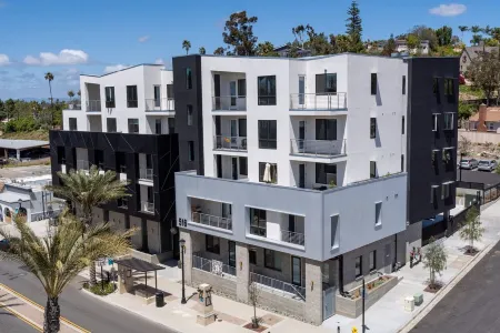 Beautiful Modern 2-Bed in DT Vista!