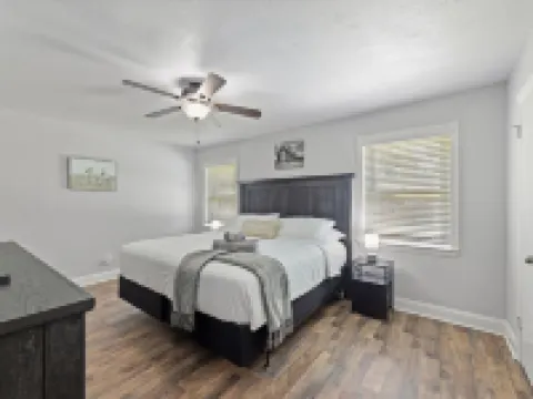 Stylish Villa-Near Stadiums, Large Pool,Pool Table Hoteles en Bedford