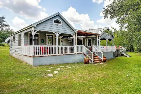 2 Cozy Cabins with Giant Hot Tub, Fire Pits, Fishing, Hiking and more