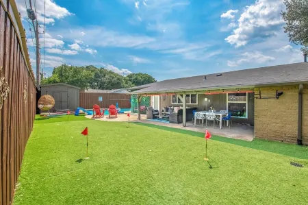 Family & Large Group - Backyard Heaven, Game room, Mini Golf, Private Pool Отели в г. Колони