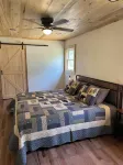 4 min 2 Casino, Romantic Getaway, Soaking Tub, 2 King Beds, Near Polar Express