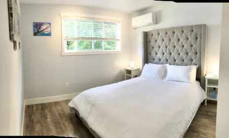 Entire Semi-Detached Kirkland Townhome Отели рядом с достопримечательностью «Южный Киркленд Парк энд Райд»