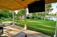 Walk to Dinner! Waterfront, Updated, Prime Location - Back Home Oconee