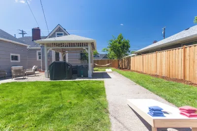 Large Vintage Home 6 Min to U of O campus