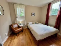 Modern 2BR Charmer Heart of BloNo