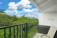 Studio with AC, lanai, and mountain views. Steps from the ocean with beach gear!