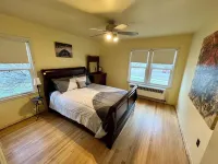 Rustic home only 5 minutes from Lake Sakakawea & Missouri River! Pet-friendly.