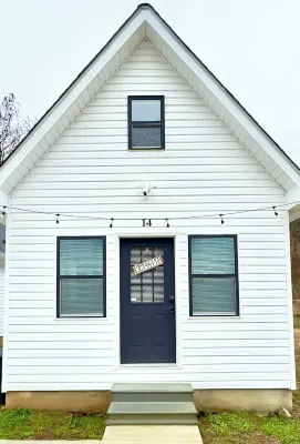 Raccoon Tiny Cabin on Lake with Game Center