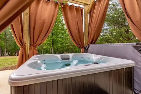 Dream Maker Cabin w/Hot Tub - Sleeps 6