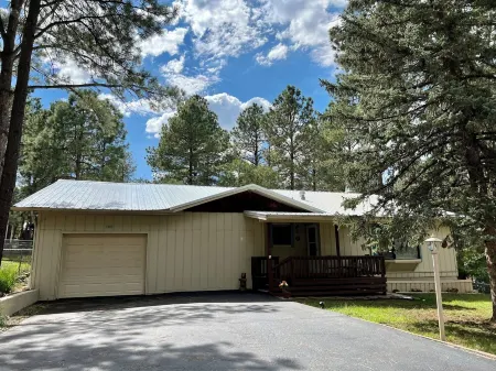 Cozy home in Mid-town Ruidoso. Enjoy the pool table and Hot tub. Отели рядом с достопримечательностью «Moon Mountain»
