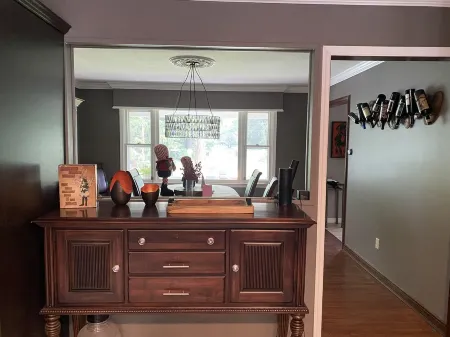 Track Rental-Great location-4 Bdrm, Sleeps 8 Close to Track, Downtown, and Lake