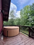 Large mountain cabin getaway with high speed WiFi and hot tub in Jackson, NH