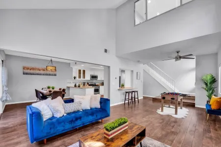 Spacious high ceiling home in Fremont | Private Yard | King Bed Отели в г. Фремонт