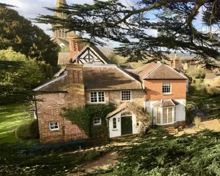 Luxury Coach House in beautiful rural village, scenic walks & 3 miles to Ledbury Hotels in Ledbury