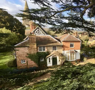 Luxury Coach House in beautiful rural village, scenic walks & 3 miles to Ledbury Hotels near The Old Kennels Farm Holiday Cottages
