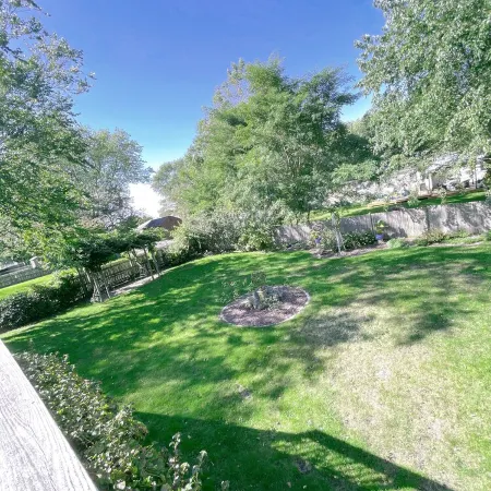 Newport’s garden house near beach . Convenient