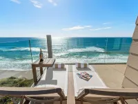 Top Floor Oceanfront Retreat, a Short 3-5 Minute Walk to the Beach 索拉納海灘酒店