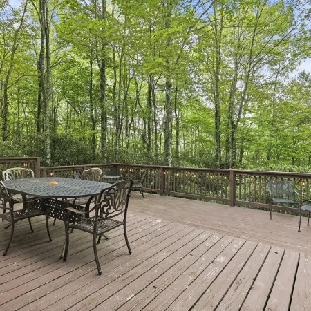 Hot Tub, Pet Friendly, Fenced in Yard, Game Room! 3 Bedroom Cabin, Sleeps 8!