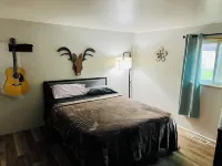 Only a short walk to the lake! Or a Short ride to the trails! Hotel a Richfield Township