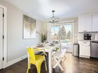 Allow Pets, View of Downtown, 5mins to Waterworld, Game Room, Firepit, Hot Tub Hotels in Sherrelwood