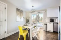 Allow Pets, View of Downtown, 5mins to Waterworld, Game Room, Firepit, Hot Tub