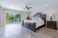 Picturesque Laurel Canyon Home w/Heated Pool/Spa Hotel dekat Millennium Dance Complex