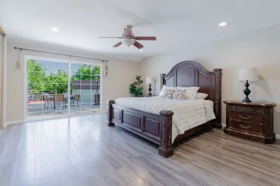 Picturesque Laurel Canyon Home w/Heated Pool/Spa Hôtels à proximité de : Millennium Dance Complex