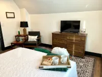 Cheerful & charming renovated cottage close to Skyline Drive, JMU, & Massanutten