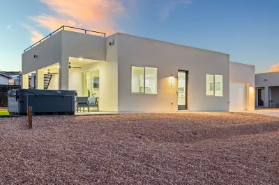 Oasis at Lake Powell - Hot Tub & Roof Top Deck - 4 Bedrooms/Sleeps 13 글렌 캐니언 댐 주변 호텔