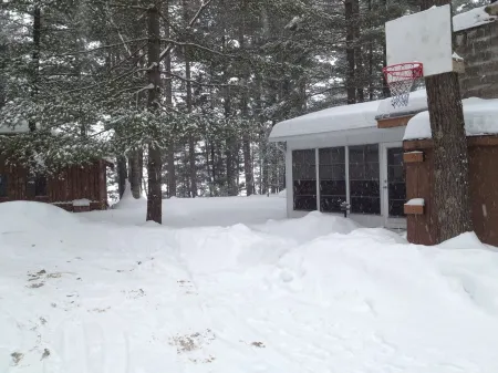 Comfy Cabin in the North Woods -Snowmobilers, Ice Fishing and Skiing