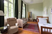 Romantic living in the manor house in the middle of Gut Mahndorf park