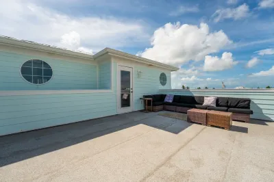 BLUE PEARL - 5 Bedroom/ 4 Bathroom Pool, Kayak, Bike, Canal Front w/ Boat Lift Các khách sạn gần Capt. Pete's Coconut Garden