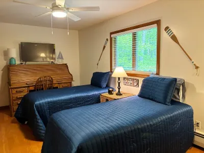 Lake Wallenpaupack, PA 4 Bedroom 4 Bath with ponds and fishing Big Bear Camp附近的飯店