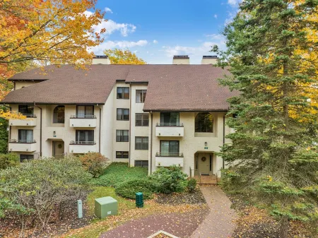 SPACIOUS LAKEFRONT PENTHOUSE ON BIG BOULDER LAKE!  4-SEASON FUN!