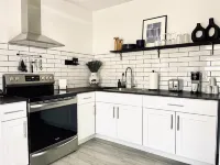 Detached studio guesthouse with full kitchen. - Bungalow