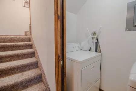 Temple Place #1, family friendly and convenient home located in town! Welcome!! Отели в г. Винта Каунти