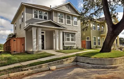 Riverwalk, Alamo, Alamodome and Downtown - Blocks away! Professionally Decorated Hotels in Southtown