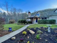 Golden Acres Ranch Hot Tub,Game Room, Creek & Mtn View. 8m from DT Highlands