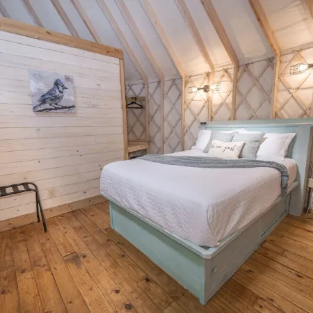 Blue Jay Yurt/Private Hot Tub/Cold A/C!! /River Access/Close to Town!