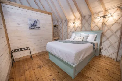 River Yurt Village/Medina River/Hot Tub/Close to Town/Blue Jay