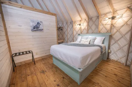 Blue Jay Yurt/Cold A/C!! /Medina River/Hot Tub/Close to Town/River Yurt Village