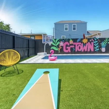 GalvestonHome • Sleeps12 • Minutes to Strand & Seawall • Heated Pool • Putt-Putt