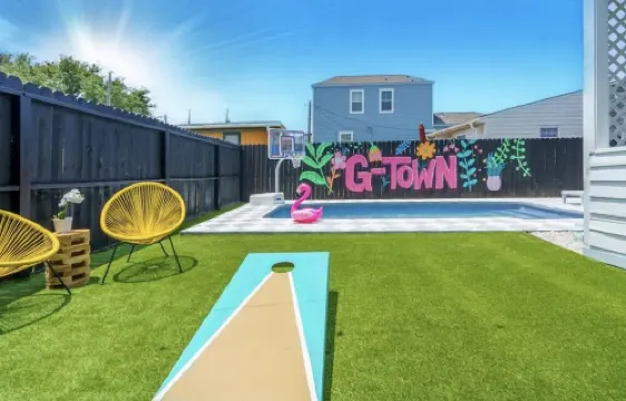 GalvestonHome • Sleeps12 • Minutes to Strand & Seawall • Heated Pool • Putt-Putt