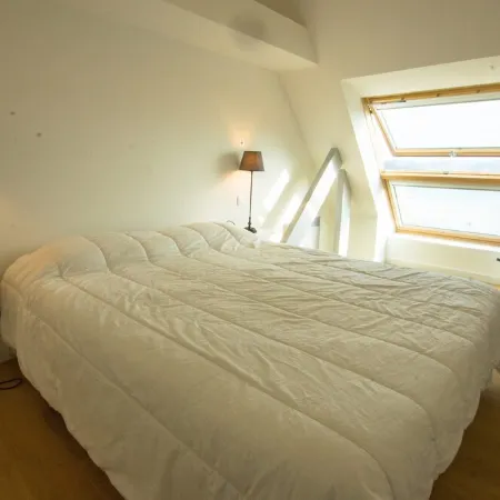 Quiet top floor flat with sea view