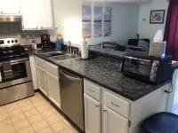 Cozy Condo 1 block to the beach