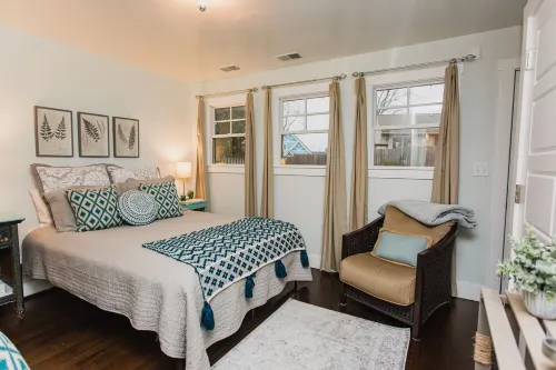Peaceful Cottage/Private Parking & Backyard/Strong WiFi/Walk to Sheridan Beach!