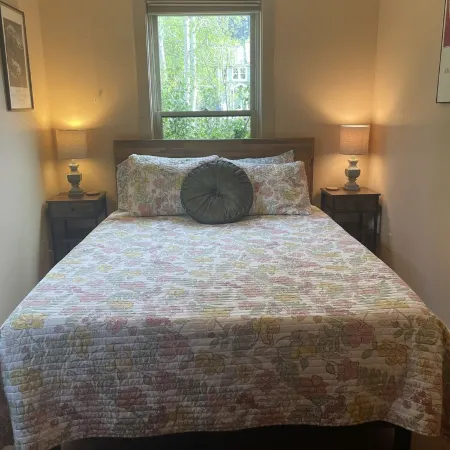 Centrally located, Quiet Neighborhood, 3 Minute Walk to Restaurants and Shops ✨