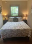 Centrally located, Quiet Neighborhood, 3 Minute Walk to Restaurants and Shops ✨
