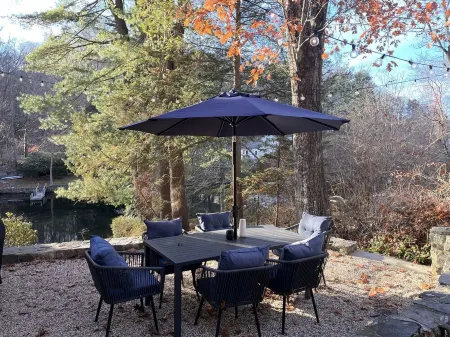 Cozy Lakefront Cottage on Candlewood- swim, relax, hike, wineries 90min from NYC Отели в г. Шерман